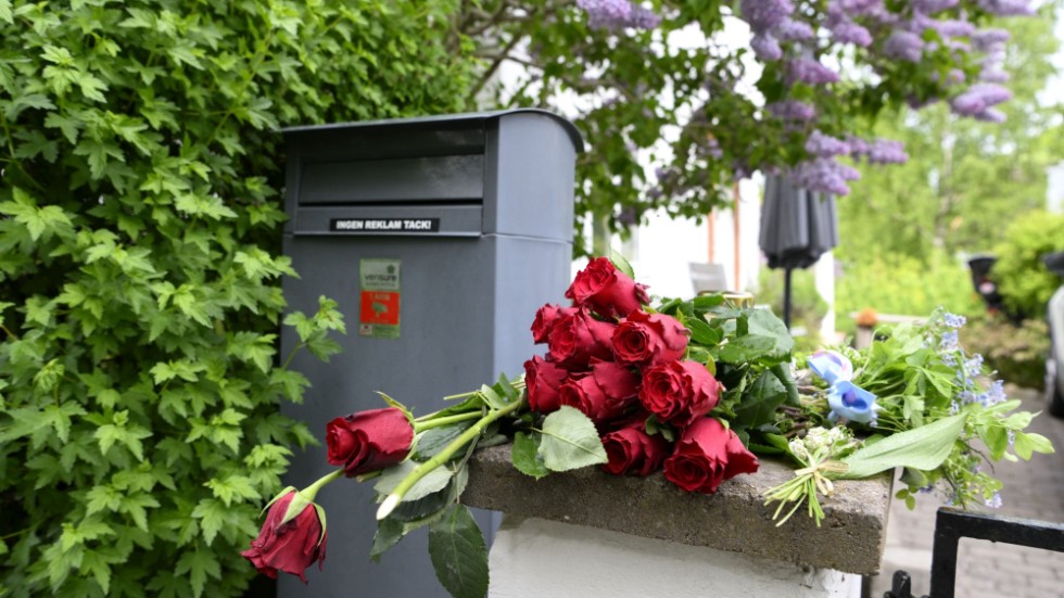 Blommor utanför huset i Stockholmsförorten Mälarhöjden där en kvinna i 40-årsåldern och ett barn i femårsåldern dog efter att ha attackerats med kniv. Arkivbild.