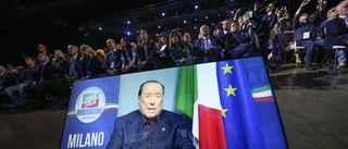 Berlusconi hälsar partikamrater från sjukhuset