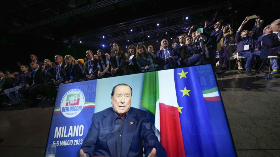 Forza Italias ledare Silvio Berlusconi höll tal till partimedlemmarna från sjukhuset.