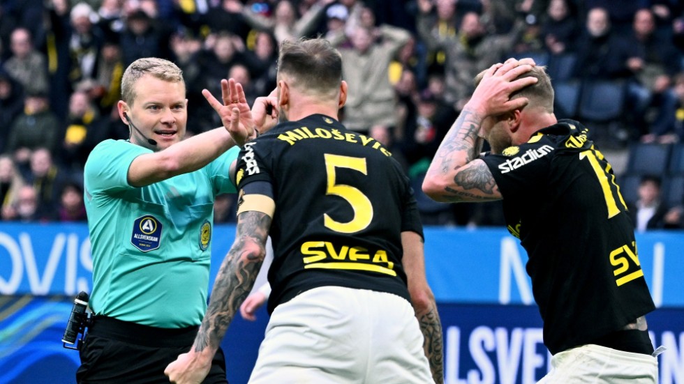 Irriterat när AIK-spelarna vill ha straff.