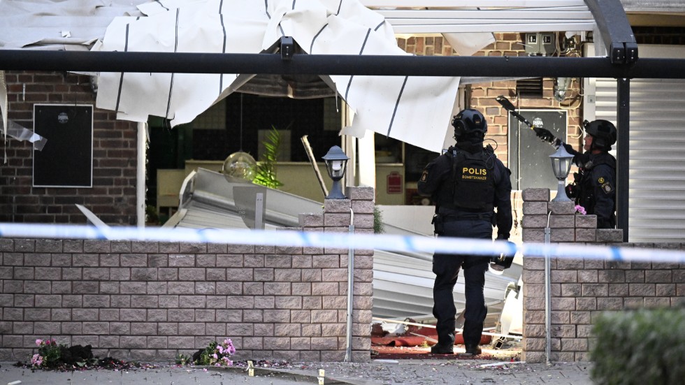 Polis och bombtekniker på plats vid en restaurangen på Artillerigatan i centrala Landskrona, tidigt på måndagsmorgonen.