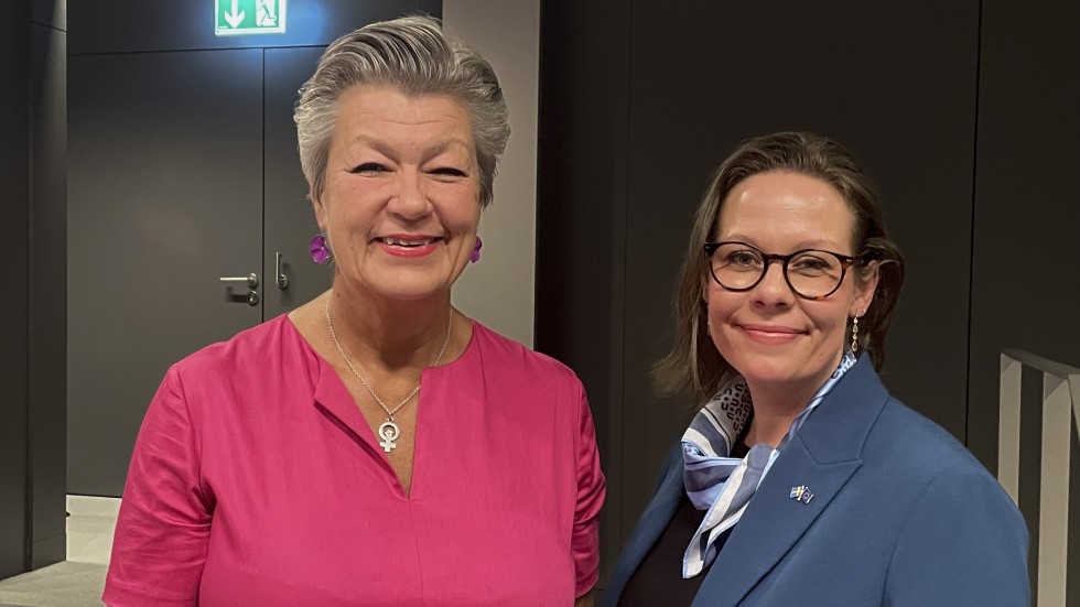 Sveriges migrationsminister Maria Malmer Stenergard i blått och den svenska EU-kommissionären Ylva Johansson i rött lyckades få stöd för en migrationsöverenskommelse mellan EU-länderna.  