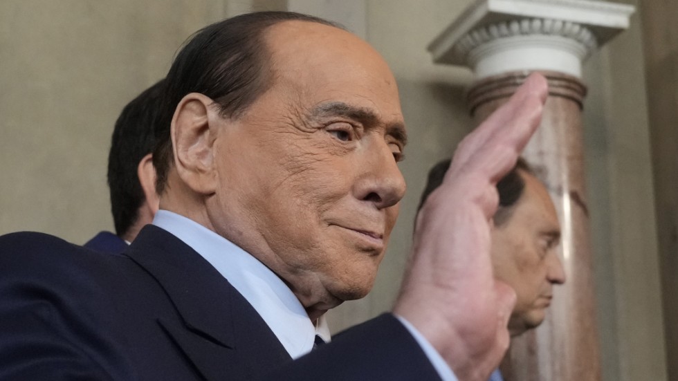 Silvio Berlusconi avled på måndagen. Här ses han tillsammans med president Sergio Mattarella i oktober förra året. Arkivbild.