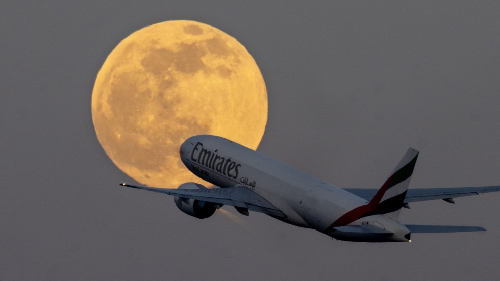 Ett flygplan tillhörandes Emirates lyfter från Frankfurts flygplats. Arkivbild.