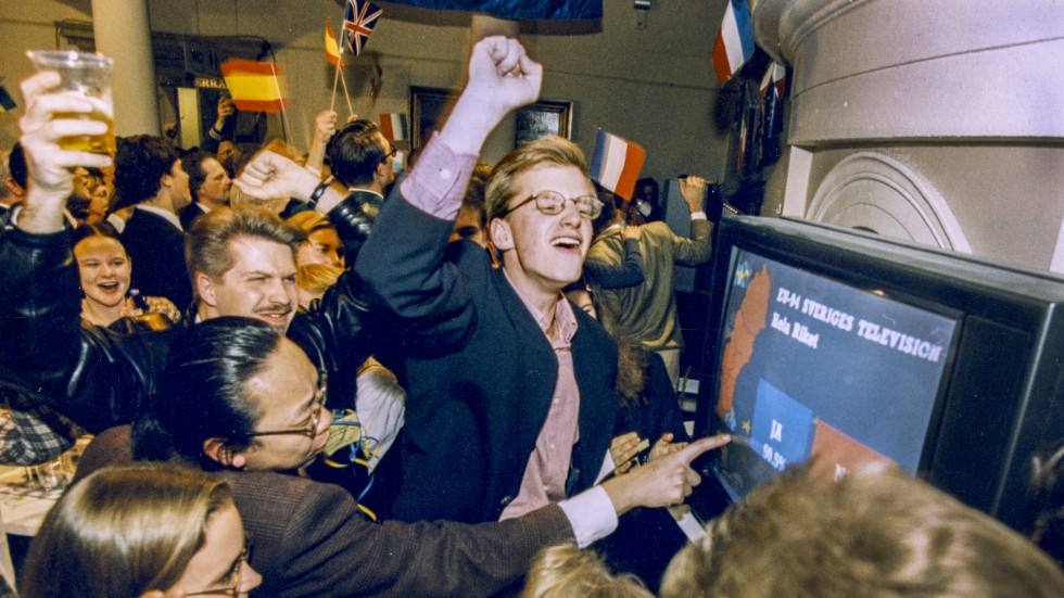 Anhängare till ja-sidan jublar när de ser valresultatet vid valvakan på Norra Latin i Stockholm 13:e november 1994 i samband med den svenska folkomröstningen om Sveriges medlemskap till den Europeiska Unionen. 