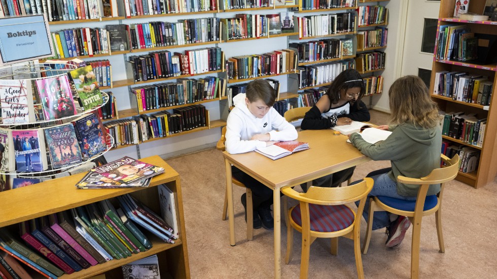Fjärdeklassarna Vilmer Tasala, Chloé Ekman och Lycke Comstedt besöker regelbundet sitt bibliotek på Sjöängsskolan. "Det finns mycket att välja bland", säger Chloé Ekman.