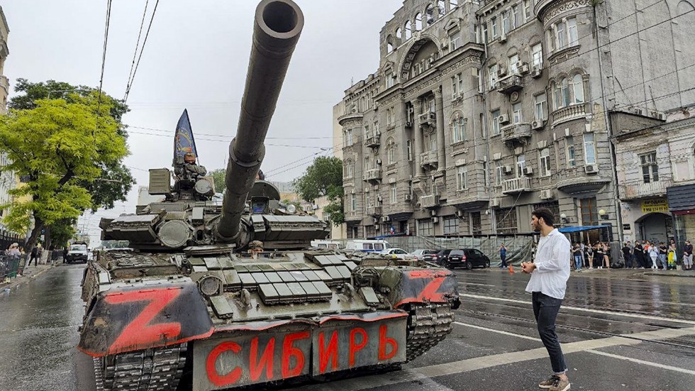 En stridsvagn med Wagnergruppens flagga på plats i Rostov-vid-Don på lördagen.