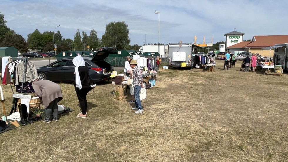 Varje lördag hela sommaren är det loppis vid Skeppet i Målilla. På midsommardagens förmiddag var besökarna inte så många.