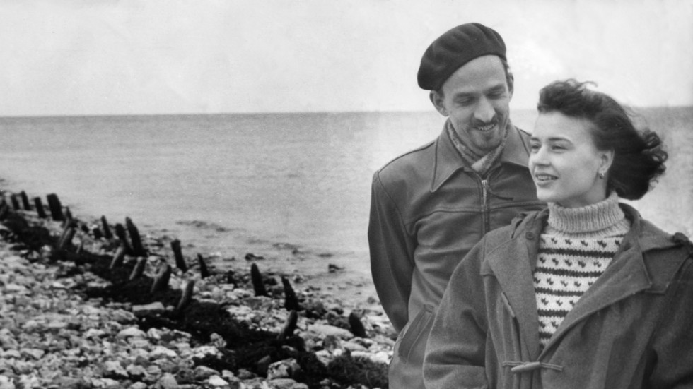Regissören Ingmar Bergman vid Öresund i Skåne 1954, tillsammans med skådespelaren Harriet Andersson. Andersson slog igenom i Bergmans "Sommaren med Monika" (1953) som gav upphov till uttrycket "den svenska synden" runt om i världen. Arkivbild.