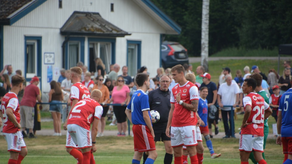 Virserums SGF spelade en match på Virumsvallen förra året då de mötte Kalmar FF i en välgörenhetsmatch för Moas Minnesfond. I år är klubben tillbaka i seriespel och på torsdagen spelas seriepremiären.