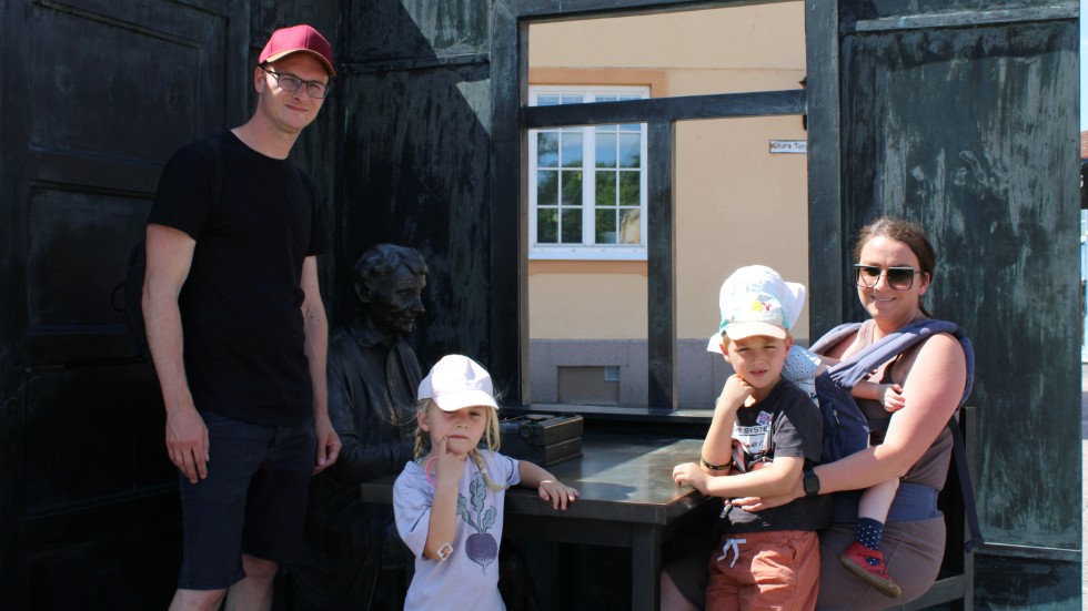 Vimmerby Tidning träffade Florian och Yvonne med barnen Niklas, Marta och Hanna när de tog bilder vid Astrid Lindgren-statyn på Rådhustorget.