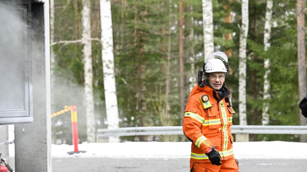 Statsminister Ulf Kristersson (M) under ett besök på räddningstjänstgymnasiet på Sandö under onsdagen.