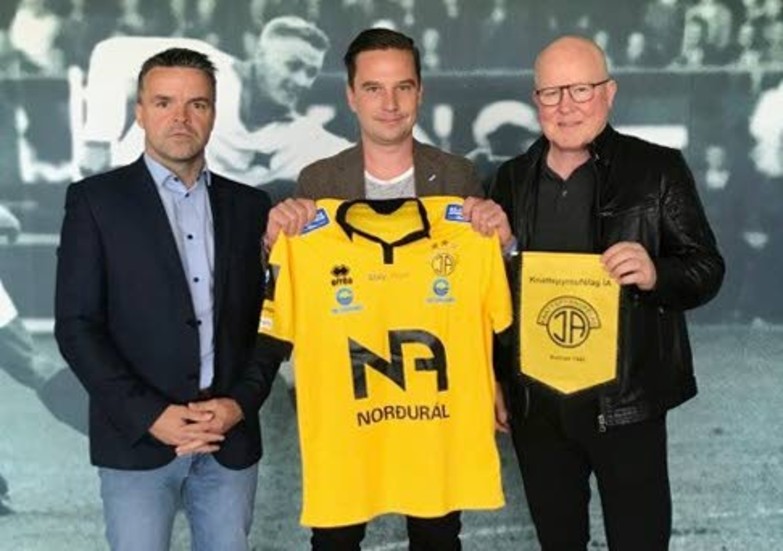 Akranes Sigurdur Thor Sigursteinsson (klubbdirektör), Jens Magnusson, klubbdirektör IFK, Magnus Gudmundsson (ordförande).