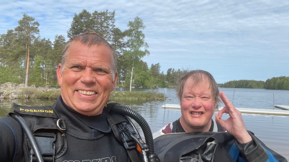 Egon Karlsson och Rolf Åberg var två av dykarna som åkte runt till de olika badplatserna i Vimmerby kommun. Pengarna som klubben tjänar på det här går rakt in i verksamheten. "Det gör att vi kan hyra Hagadal och ha övningar där", säger Egon Karlsson.