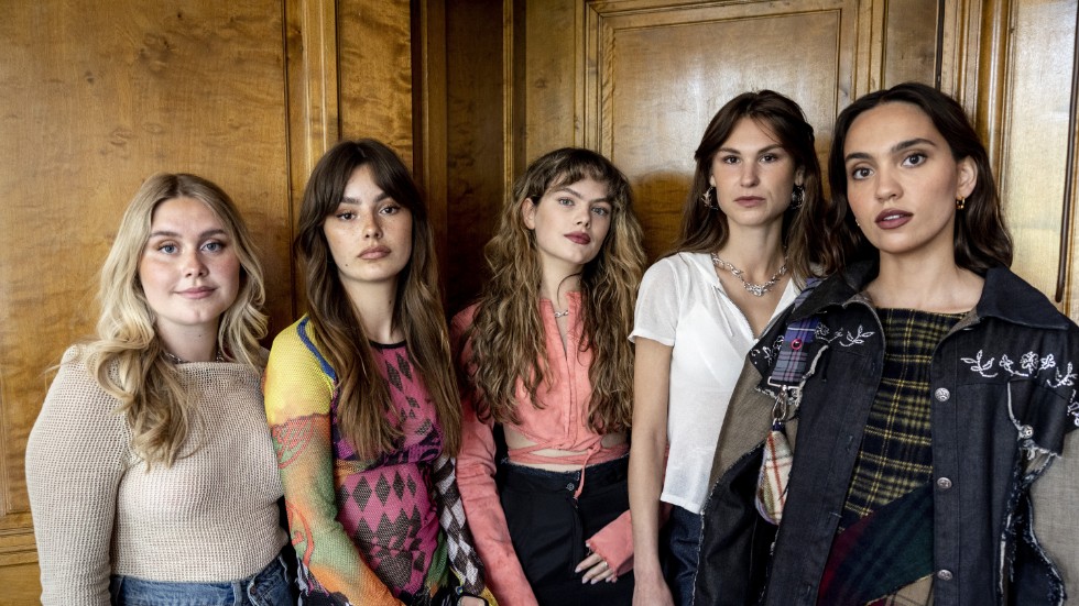 Tea Stjärne, Sandra Zubovic, Alva Bratt, Tinda Monsen och Sarah Gustafsson spelar tjejgänget som stjäl från de välbärgade i nya Netflixserien "Barracuda queens".
