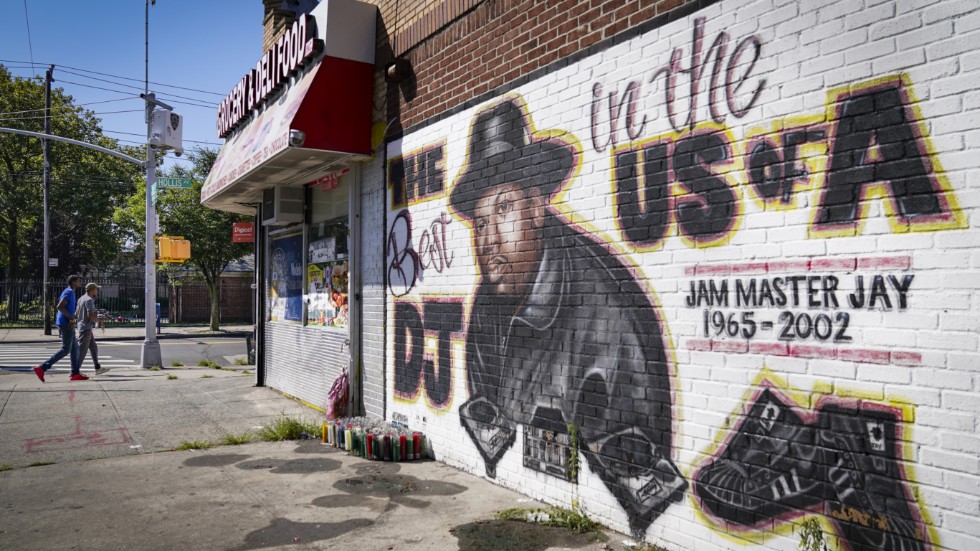 En väggmålning föreställande hiphop-pionjären Jam Master Jay, som sköts ihjäl 2002. Arkivbild.