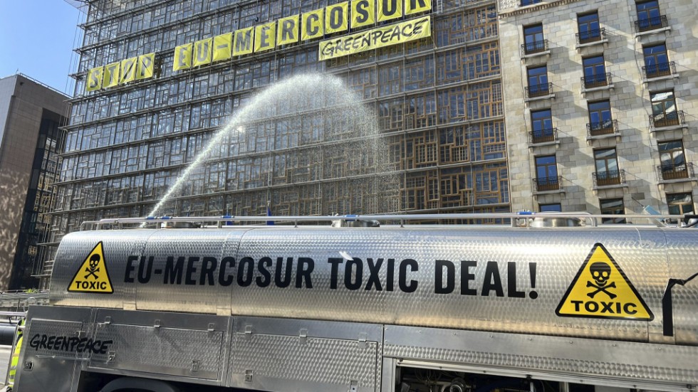 Greenpeace-aktivister protesterar vid Europabyggnaden i Bryssel under EU-ländernas handelsministermöte.