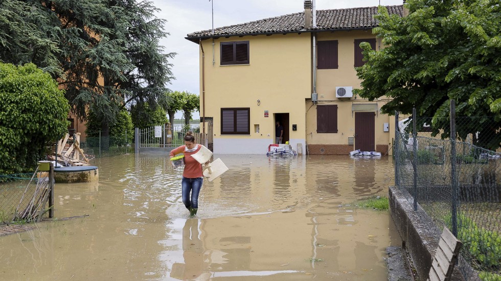 Skribenten menar att Sveriges klimatpolitik är alldeles för passiv. Bilden från den senaste tidens översvämningar i Italien.
