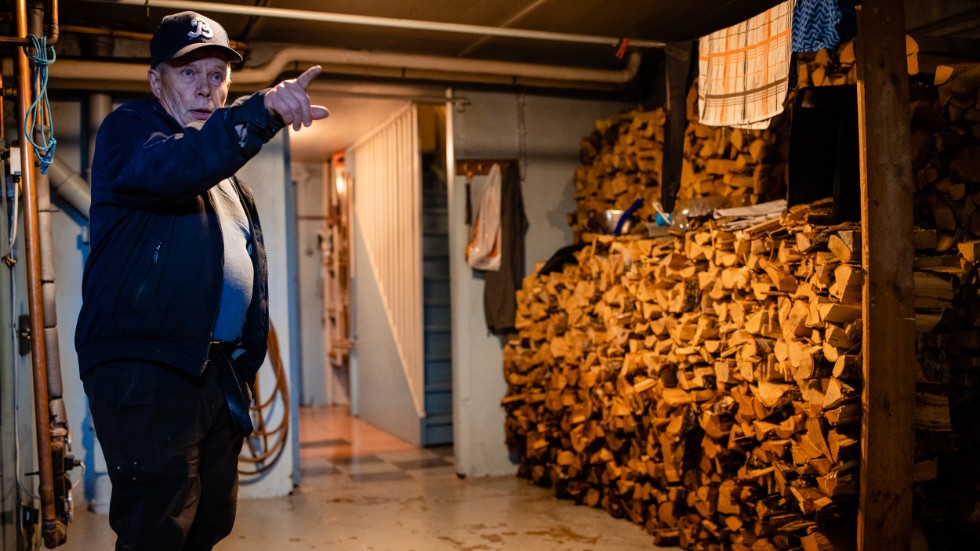 Håkan Taavo i Juoksengi har lyckats tömma källaren på 60 centimeter vatten – och två fiskar.