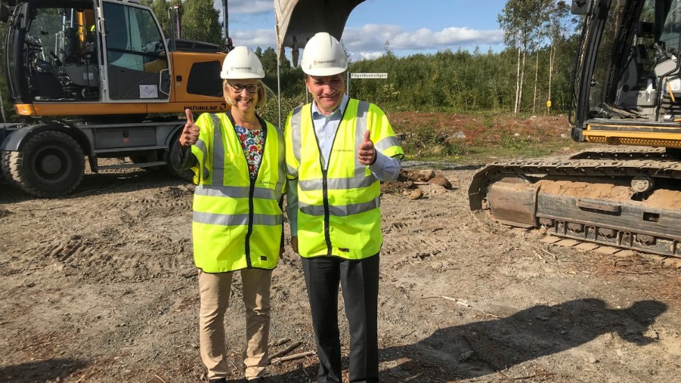 Trafikverkets generaldirektör Lena Erixon och statsminister Stefan Löfven (S) gör tummen upp efter att det första spadtaget för den inledande sträckan av Norrbotniabanan tagits. Arkivbild från 2018.