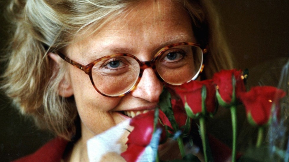 Anna Lindh (1957–2003) var en svensk socialdemokratisk politiker. Hon utsågs 1998 till utrikesminister i Göran Perssons regering och var även en het kandidat till att efterträda Persson som partiledare. 2003 mördades hon på NK i Stockholm av Mijailo Mijailović.