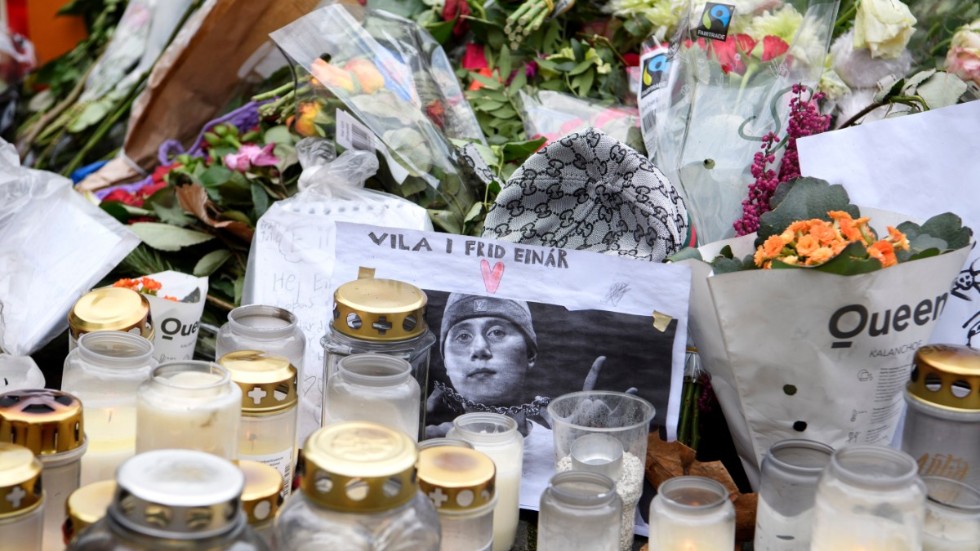 En minnesplats skapas snabbt där Einár skjutits ihjäl i Stockholm. Arkivbild.