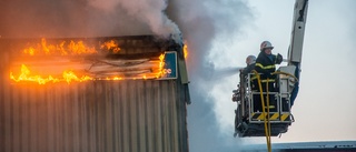 Här bekämpar brandmännen industribranden ■ Se alla bilder