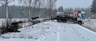 Lång räddningsinsats kring släp med svavelsyra