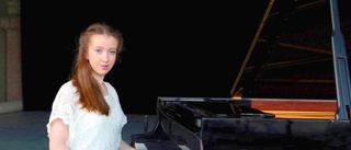 Ung pianist spelar Mozart