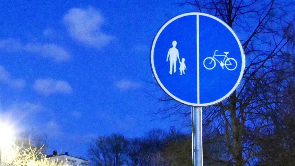 Skribenten har uppmärksammat att bilar kör på en gång- och cykelväg i Burträsk.