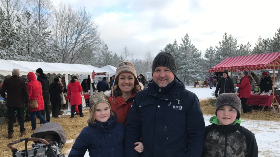 Arvid Larsson har tagit med sig familjen för att stötta arrangemanget och för att eventuellt hitta några julklappar.