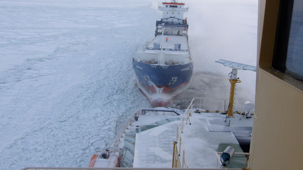 Isbrytaren Frej assisterar ett lastfartyg i isen i Östersjön i februari 2011.