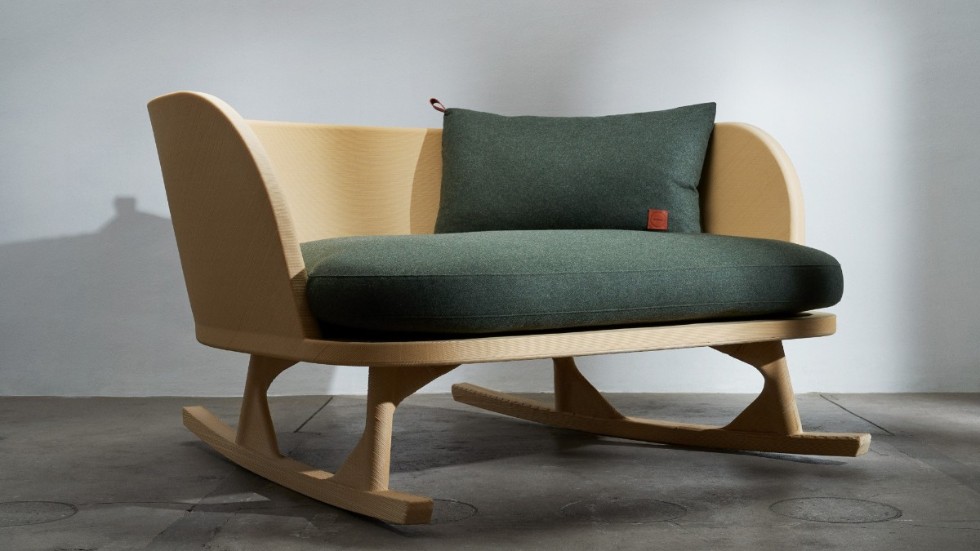 Kunden väljer mellan handgjorda möbler i lokalproducerat trä eller 3D-printade i miljövänligt material.