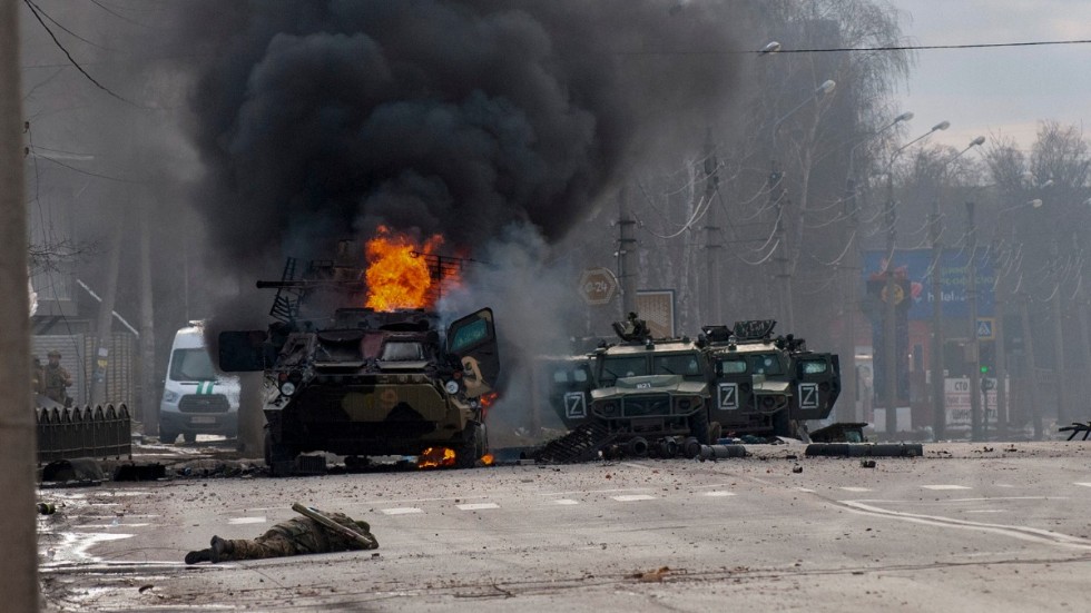 Utslagna pansarfordon och döda ryska soldater i Charkiv.