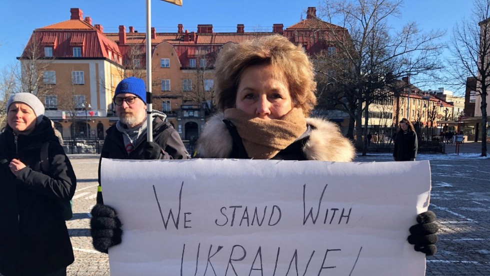 Flera hade med sig egengjorda skyltar med budskap som "Vi står enade med Ukraina" under förra veckans demonstration.