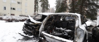 Tre bilar i kraftig brand på parkering i Fröslunda
