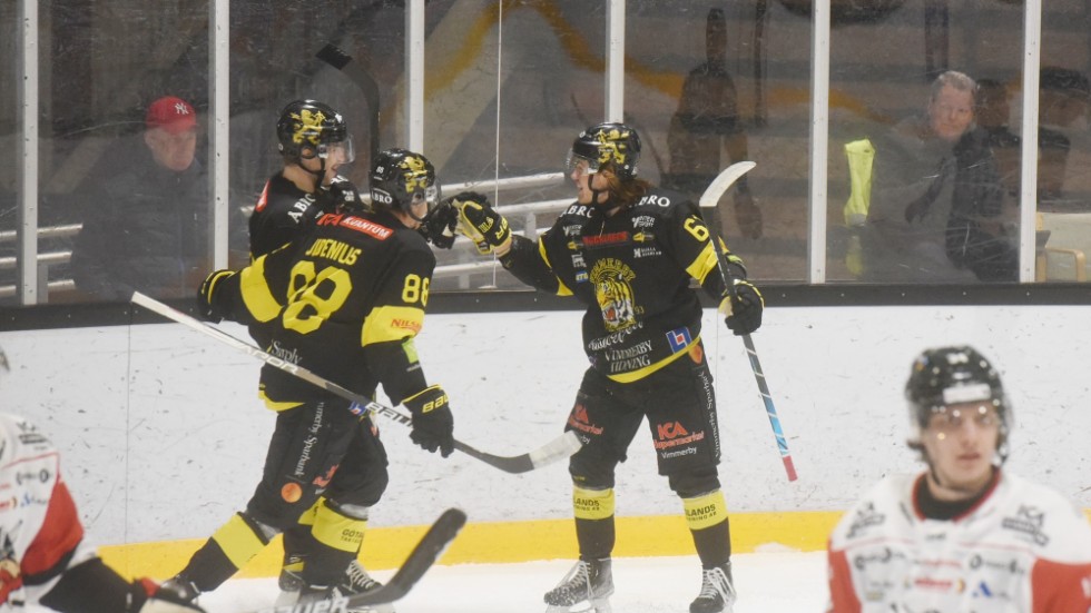 Vimmerby Hockey jublar över mål mot Nybro.