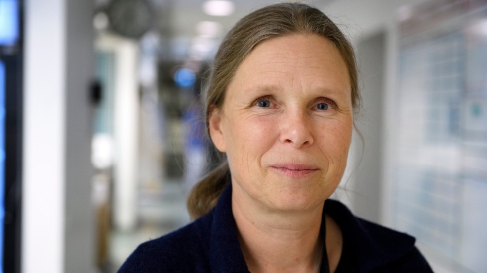 Annika Tiveljung Lindell är verksamhetschef vid klinisk mikrobiologi på Karolinska universitetssjukhuset i Solna.