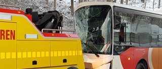 TV: Här bärgas bussen efter kollisionen med bropelaren