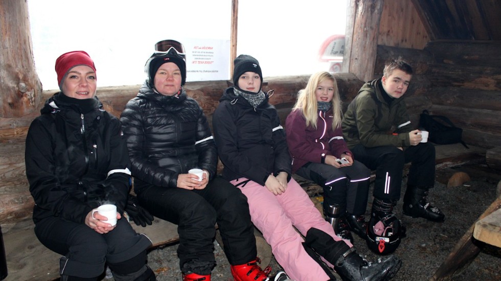 Ida, Åsa, Linnea, Lianna och Leo Löfström tog en paus i grillstugan.