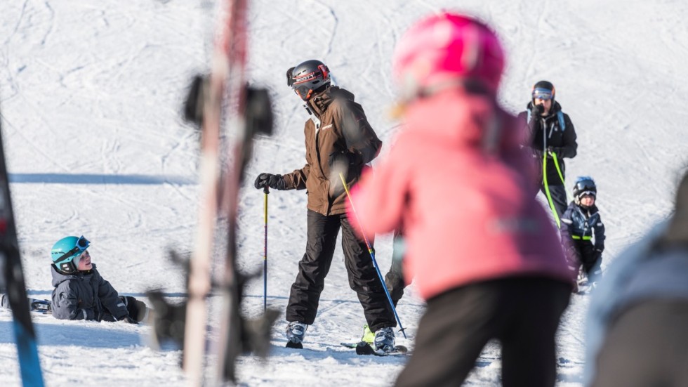 Många av oss behöver pepp och roliga aktiviteter för att ta oss ut när det är kallt och mörkt. Ett par timmar på skidor eller snowboard varje vecka är ett välkommet avbrott från skärmen, skriver debattörerna.
