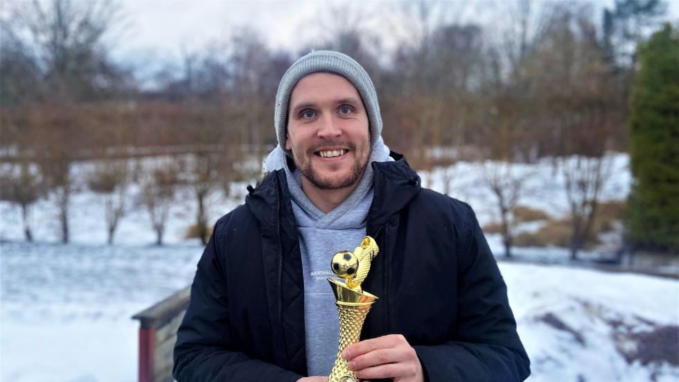Markus Ahl tilldelas Guldbollen som bästa herrspelare i den lokala fotbollen.