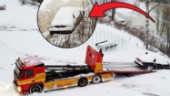 Privatperson möttes av märklig syn – bil täckt av snö i älven • Se märkliga bilderna här