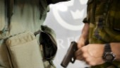 Trött major avfyrade pistol inomhus