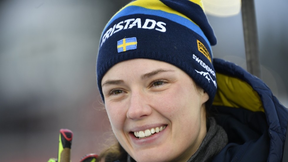 Skidskyttestjärnan Hanna Öberg kunde le efter sin första världscupseger sedan i december förra året.