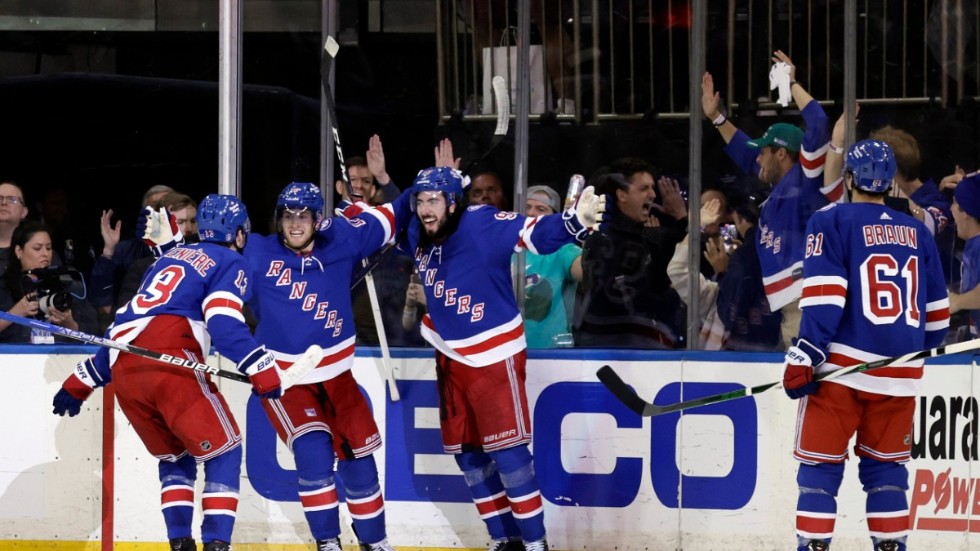 New York Rangers Mika Zibanejad (mitten) firar sitt kvitteringsmål med sina lagkamrater i Madison Square Garden.