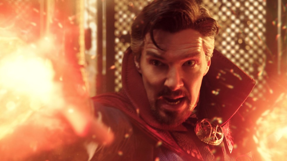 Dr Stephen Strange (Benedict Cumberbatch) och hans mantel möter starkt magiskt motstånd i "Doctor Strange in the multiverse of madness". Pressbild.