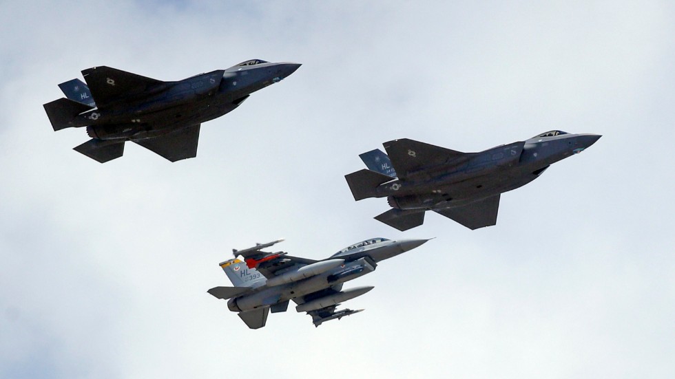 Ett F-16 (nedtill i bild) eskorterar två F-35 vid en uppvisning i USA. Arkivbild.