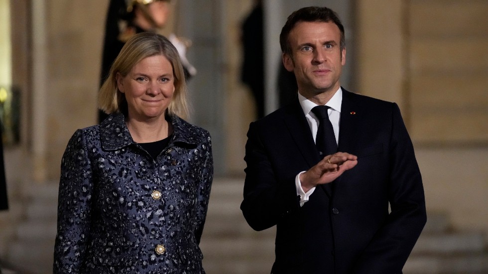 Frankrikes president Emmanuel Macron med statsminister Magdalena Andersson i Paris i februari i år. Arkivbild.