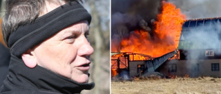 Susannes ladugård brann ner till grunden • Varnar för brandrester som far i luften: "Kan starta nya bränder"